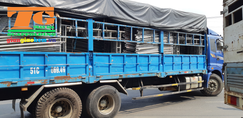 Giàn Giáo Khung H cho thuê được vận chuyển bằng các xe tải lớn