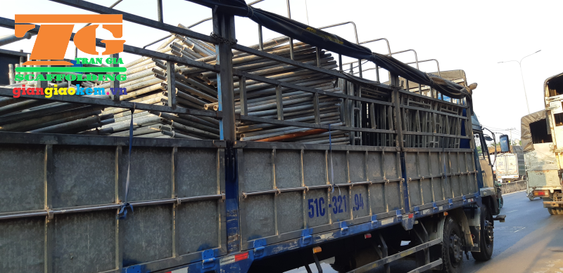 Các đơn giàn giáo mà khách hàng thuê sẽ được vận chuyển đến công trình bằng xe tải thùng hoặc xe cẩu